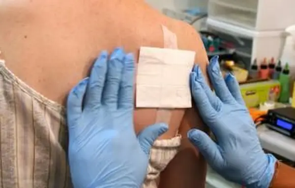 Mettre un bandage sur un nouveau tatouage