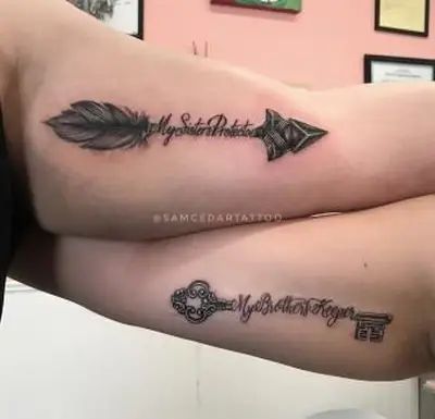 Tätowiererin, die dem Mann ein Tattoo gibt giving