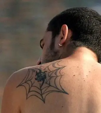Tatuaggio sulla spalla della ragnatela