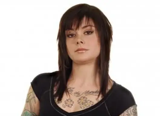 フランスの胸の入れ墨を持つブルネットの女性