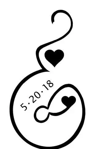 Schwangere Frau mit Geburtsdatum Tattoo