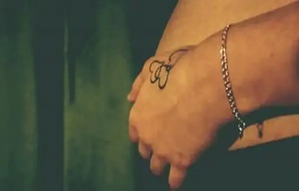 Herz Tattoo auf schwangerer Frau