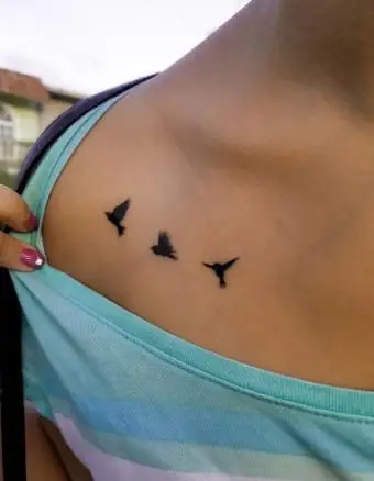 Fliegende Vögel Tattoo an der Schulter