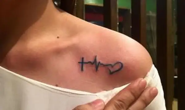 Frau mit Puls-Herzschlag-Tattoo