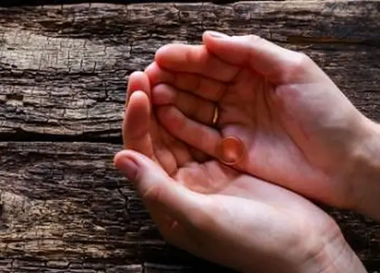 그녀의 남편을 잡고 과부