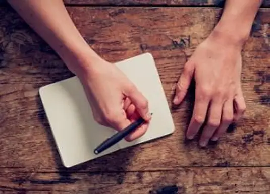 메모장에 작성하는 여자