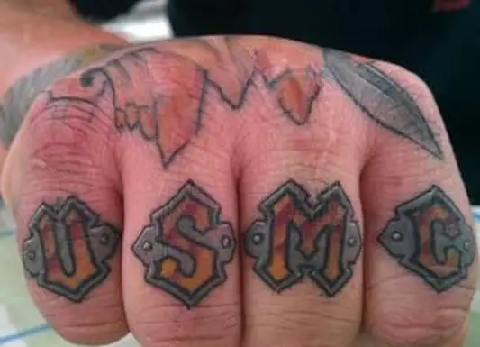 Tatuaje de nudillo de USMC por Nathan McEleney