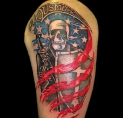 Tatuaje de la bandera del USMC por el artista Ainslie Heilich