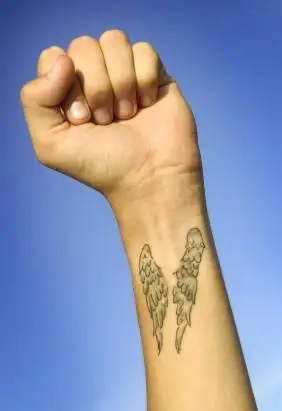 手首の内側に天使の羽