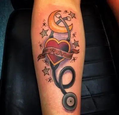Tatouage en forme de coeur et stéthascope RN