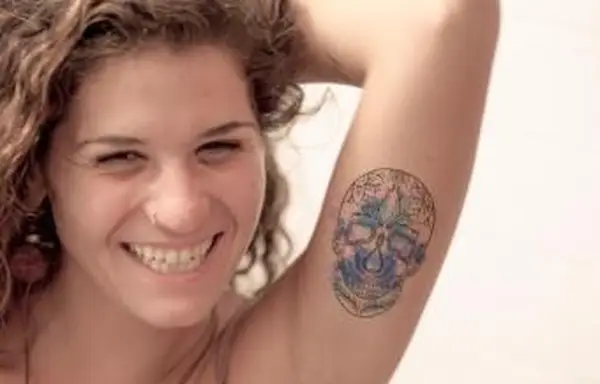 אישה עם קעקוע גולגולת בצבעי מים