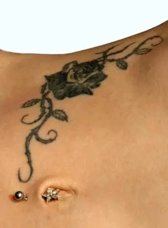 tatuaje de rosa en el vientre perforado