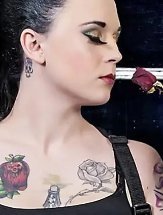 Tatuaje de rosa en el pecho