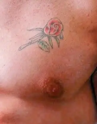 se levantó en flor en el hombre