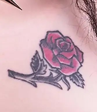 Tatuaje de rosa en el pecho