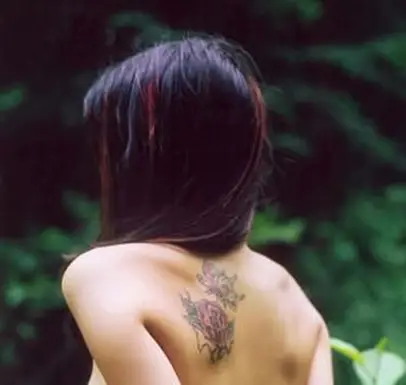 Tatuaje de dos rosas rosadas