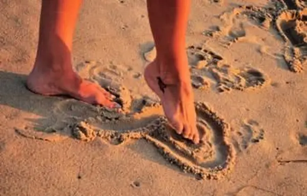 Serce tatuaż na stopie