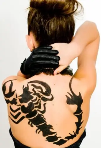 https://cf.ltkcdn.net/tattoos/images/slide/189645-565x850-bold-scorpion.webp