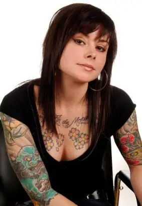 Žena s tetovaním na hrudi