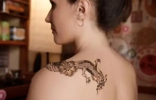 קעקוע על הכתף