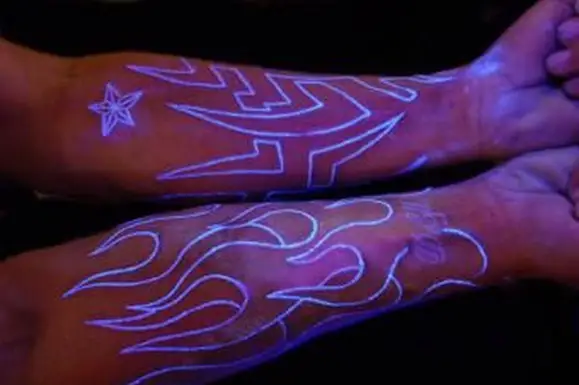 Im Dunkeln leuchtende Tattoofarbe