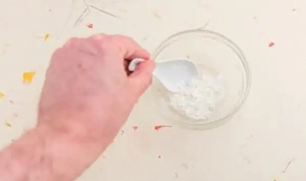 Maisstärke und Wasser in einer Schüssel mischen