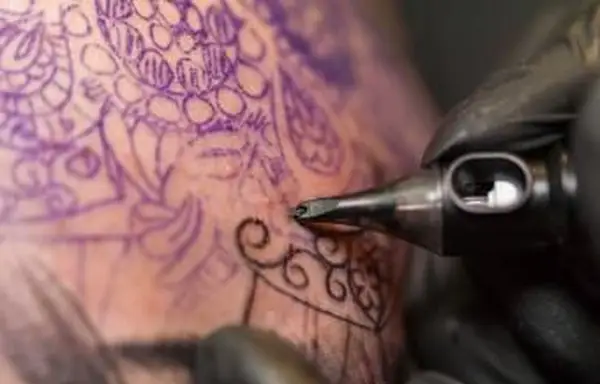 Wie man künstliche Haut für die Tätowierpraxis herstellt