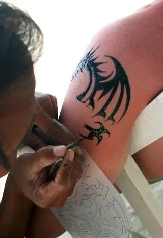 ドラゴンヘナのタトゥーのデザインを作成します。 ©TatianaBelova | Dreamstime.com