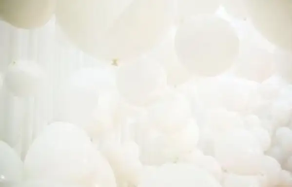 בלונים לבנים