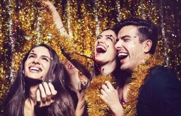 אנשים שמחים מצפים למסיבה עם קונפטי