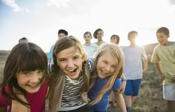 Śmiejąca się grupa nastolatków