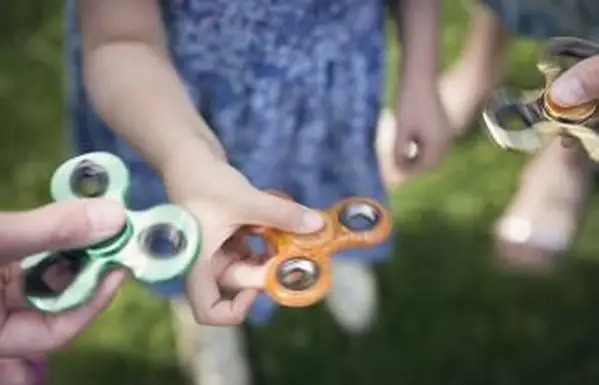 Ręce trzymające fidget spinners