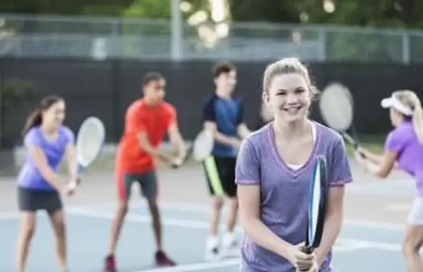 Jugendliche auf einem Tennisplatz