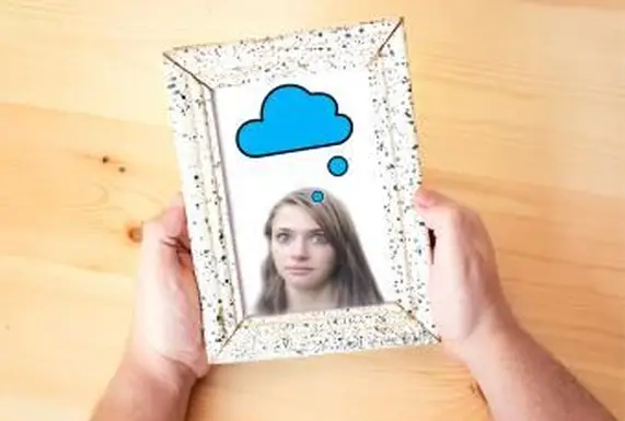 Ręce trzymające ramkę dziewczyny