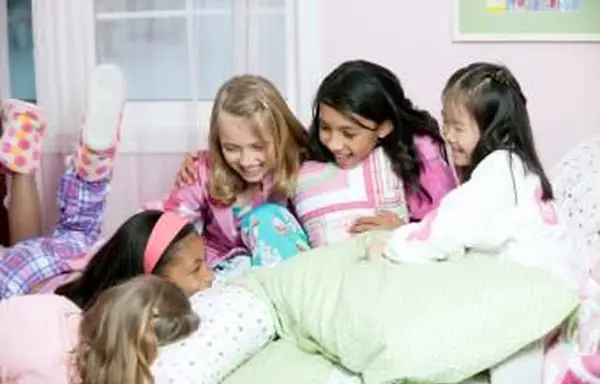 Zróżnicowana grupa dziewcząt nocujących u siebie