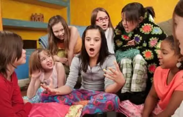 Podekscytowana dziewczyna z przyjaciółmi