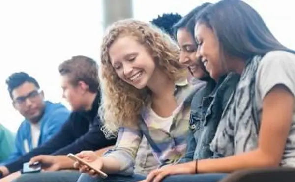 Chistes divertidos para contarles a tus amigos en la escuela