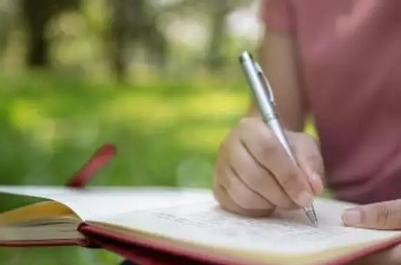 공원에서 노트북에 쓰기