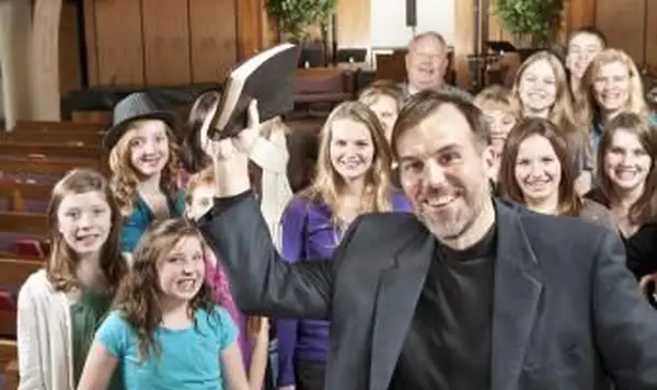 Des sketchs et des conseils amusants pour les groupes de jeunes