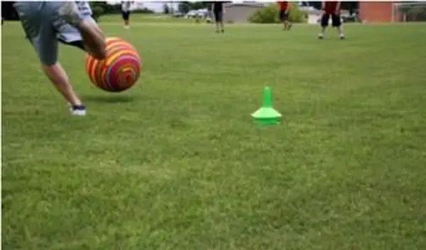 キックボールをしている少年