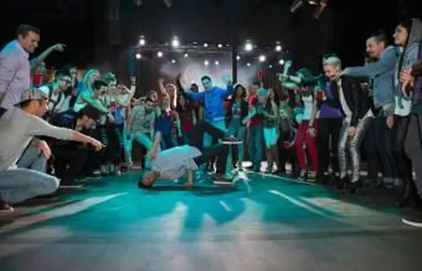 Ragazzi che guardano e fanno il tifo per i ballerini di breakdance