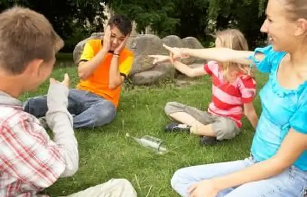 Ragazzi che giocano a bottiglia nel parco