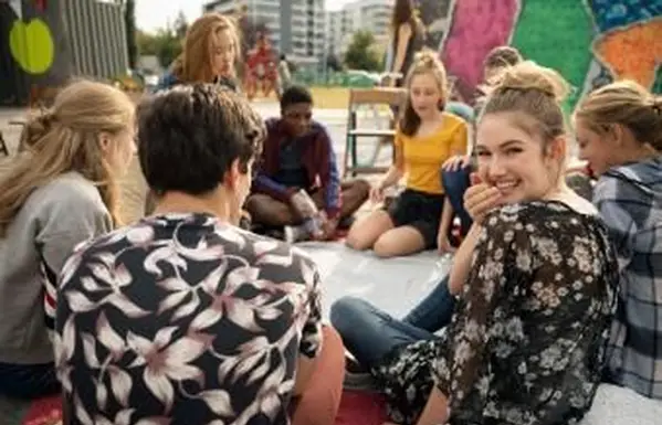 Ragazzi seduti in cerchio