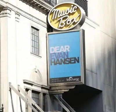 Revelação de letreiro de teatro para