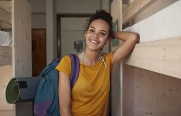 Menina adolescente com mochila em albergue