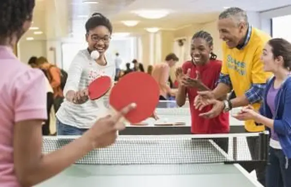 Adolescentes jogando pingue-pongue