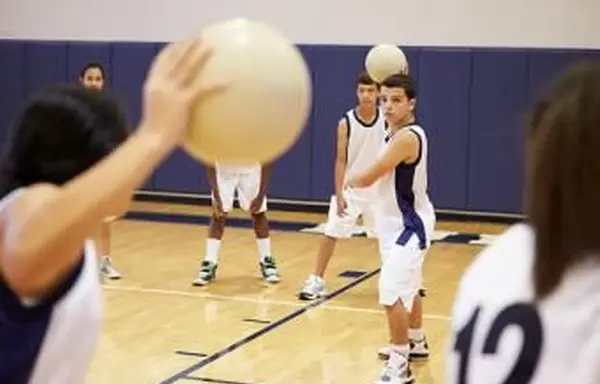 סטודנטים המשחקים בדודג 'בול