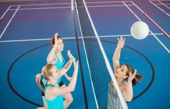 מכה את הכדור ברשת