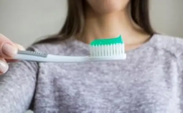 Zahnbürste mit würziger Zahnpasta