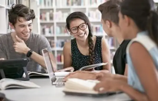 Gruppe von Studenten, die in der Gruppe arbeiten und lachen